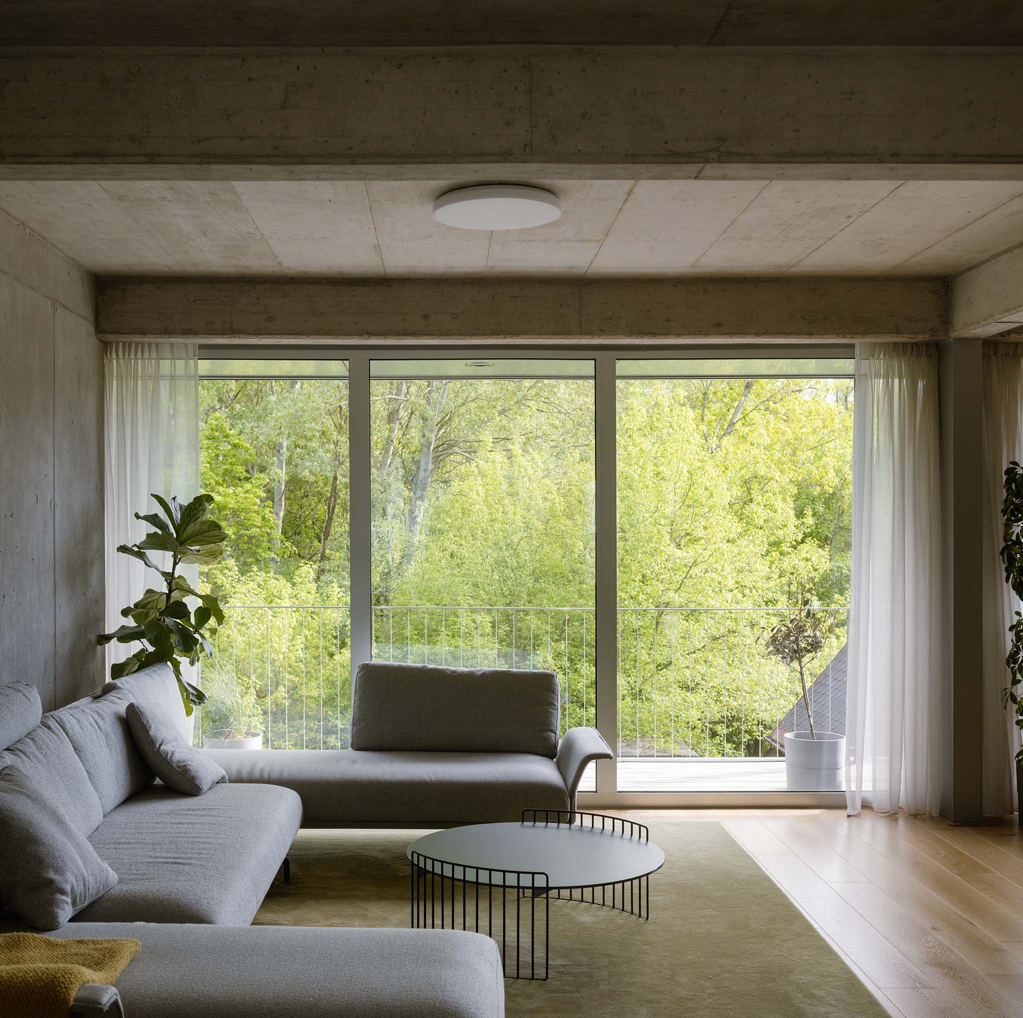 Vivienda unifamiliar junto a un ramal del Danubio por Čechvala architects. Fotografía por Alex Shoots Buildings.