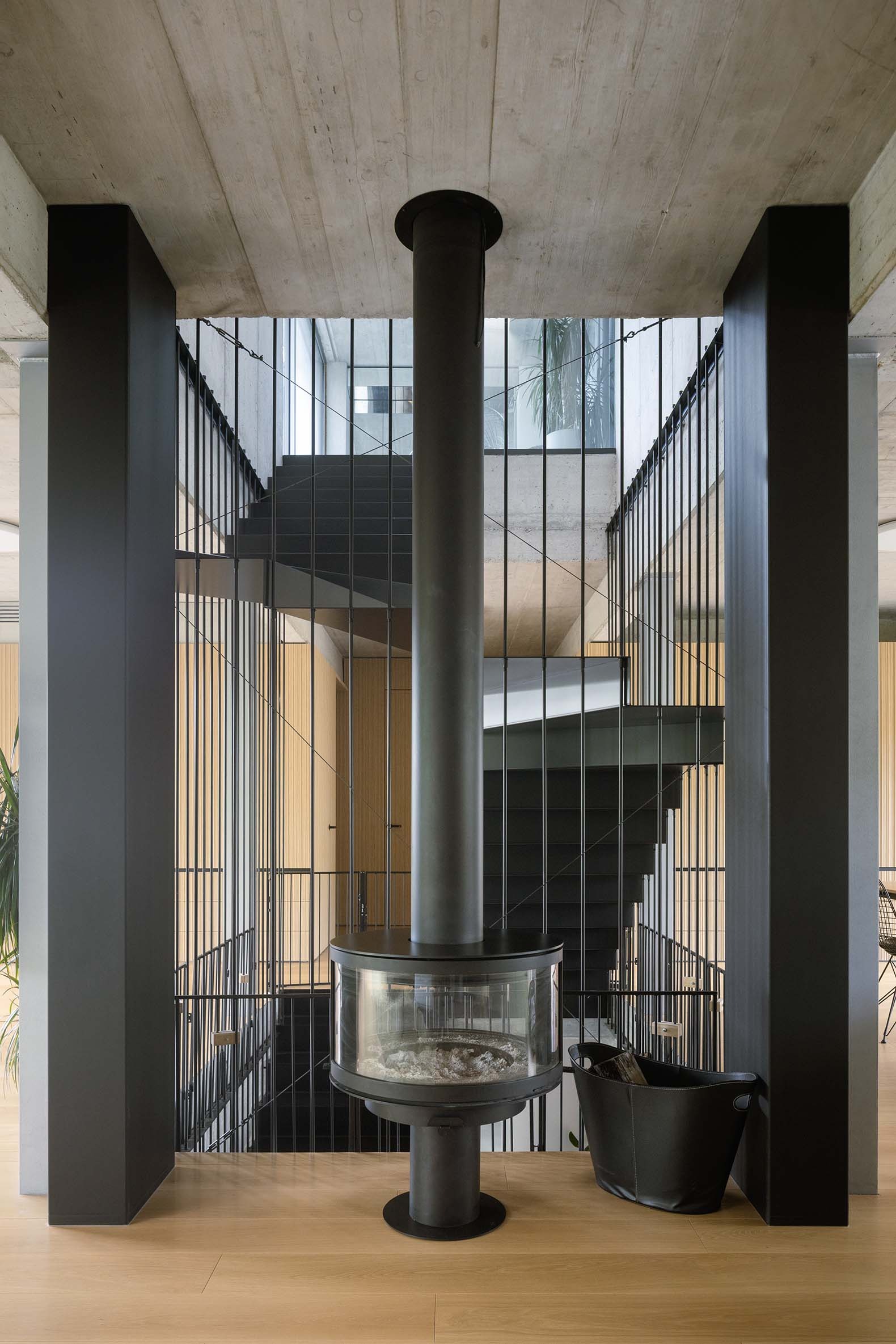 Vivienda unifamiliar junto a un ramal del Danubio por Čechvala architects. Fotografía por Alex Shoots Buildings.