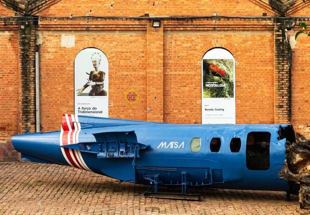 Aircraft fuselage, tree trunk and automotive paint 280 × 1050 × 320 cm. Fábrica de Arte Marcos Amaro (FAMA) by KAAN. Photograph by Sebastian van Damme