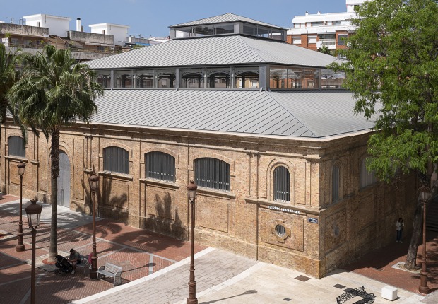 Rehabilitación del antiguo Mercado de Santa Fe por Paco Marqués, Luis Rubio. Fotografía por Fernando Alda