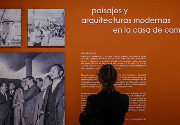 Vista de sala de la exposición Las Ferias del Campo. Paisajes y arquitecturas modernas en la Casa de Campo. Fotografía por Julio César González