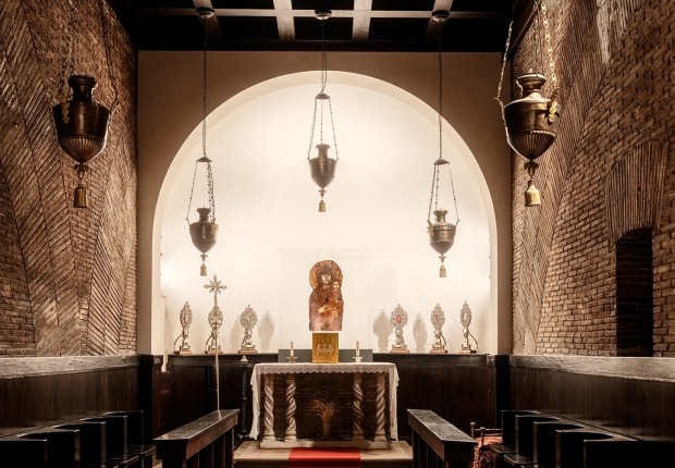 El Coro Bizantino – Capilla del Icono Bizantino de Santa María ad Martyres. Panteón – Micro-arquitecturas para la Arqueología por STARTT. Fotografía por Alessandro Penso