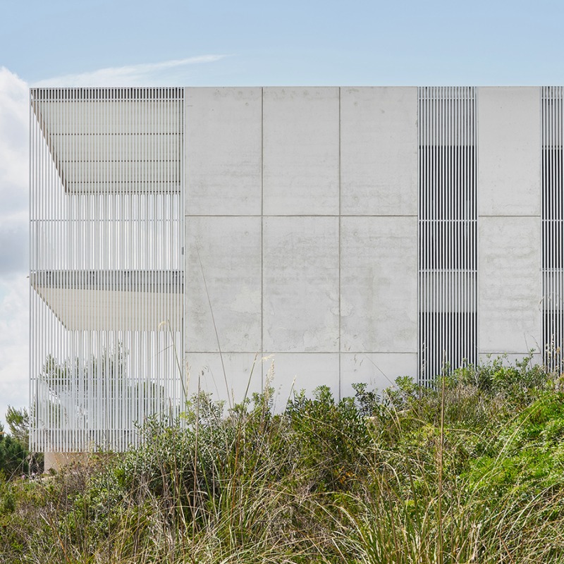 Casa de acero por Nomo Studio. Fotografía por Adrià Goula