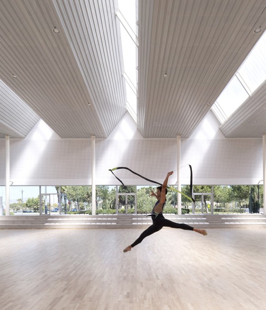 Pabellón Municipal de deportes por NAOS Arquitectura + MCEA | Arquitectura. Fotografía por David Frutos