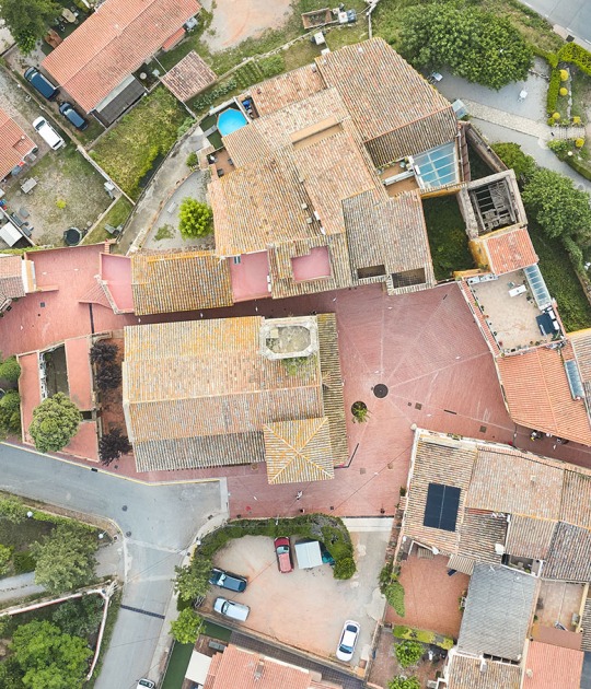 Plaza de Riells por Comas-Pont arquitectes. Fotografía por Adrià Goula Plaza de Riells por Comas-Pont arquitectes. Fotografía por Adrià Goula
