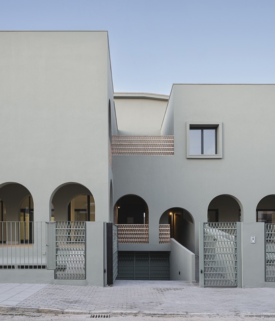 Four homes next to the Desembocadura by Estudio Curtidores. Photograph by Fernando Alda