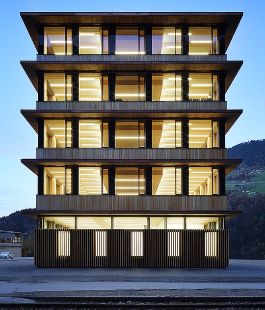 Vista exterior. IZM - Centro Illwerke Montafon por Hermann Kaufmann ZT GmbH. Fotografía por Norman A. Müller Vista exterior. IZM - Centro Illwerke Montafon por Hermann Kaufmann ZT GmbH. Fotografía por Norman A. Müller