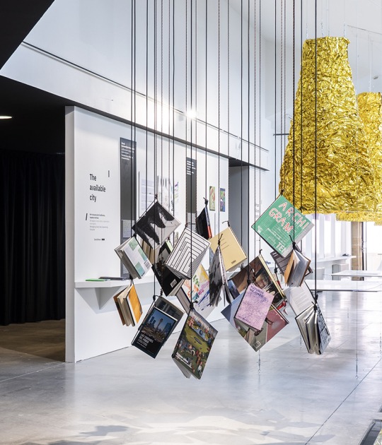 «Eu-topías, Ou-topías», exposición principal. «Castillos en el aire, o cómo construir la utopía hoy» / Bienal Internacional de Arquitectura de Euskadi. Imagen cortesía por Mugak/2025 «Eu-topías, Ou-topías», exposición principal. «Castillos en el aire, o cómo construir la utopía hoy» / Bienal Internacional de Arquitectura de Euskadi. Imagen cortesía por Mugak/2025