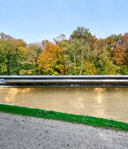Multi-purpose hall in Châteaufort by Berellini Architecte. Photograph by Michel Denance