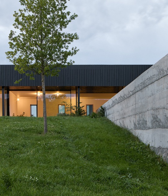 Sede central y sala de exposición de Janošík por Jakub Janošík. Fotografía por Filip Beránek