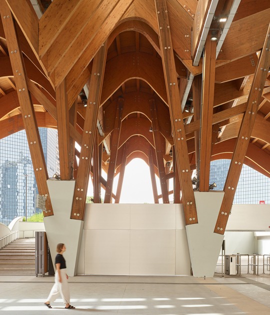 Centro Direzionale, Estación Central de Metro de Nápoles por Benedetta Tagliabue - EMBT Architects. Fotografía por Roland Halbe