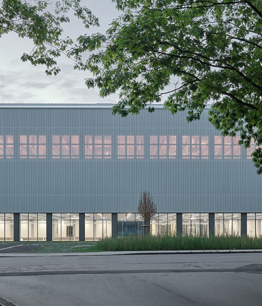 Pabellón deportivo de Monheim con ocho pistas por asp Architekten. Fotografía por Zooey Braun