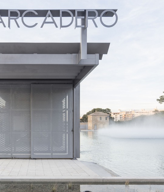 Depósitos de Pignatelli por Héctor Fernández Elorza. Fotografía por Montse Zamorano