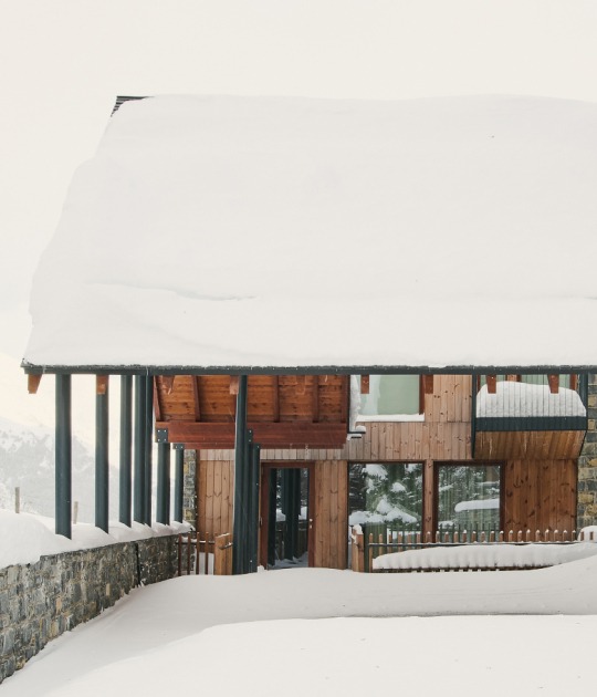 «Cobijo entre muros» por Cronotopos Arquitectura. Fotografía por Iñaki Bergera Serrano