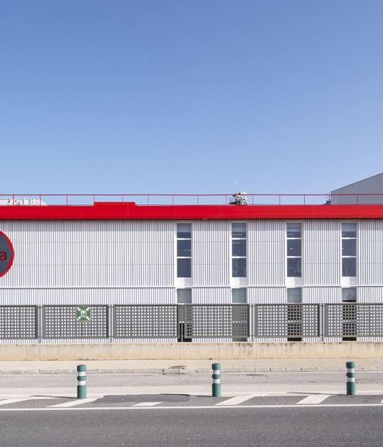 Well-being and operability. HTBA office and services complex by Martín Lejarraga