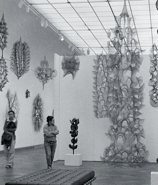 «Ruth Asawa: Retrospectiva» es una exposición organizada por el San Francisco Museum of Modern Art (SFMOMA) y el Museum of Modern Art, Nueva York (MoMA) en colaboración con el Museo Guggenheim Bilbao