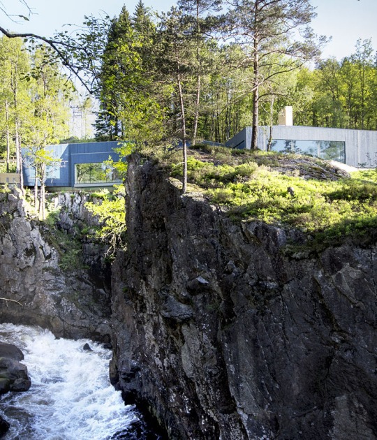 Escala de salmón en la cascada de Kjosfossen, por Rever & Drage Architects. Fotografía © Tom Auger
