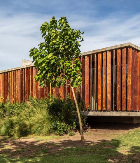 Casa Pilará por Besonías Almeida arquitectos. Fotografía por Federico Kulekdjian