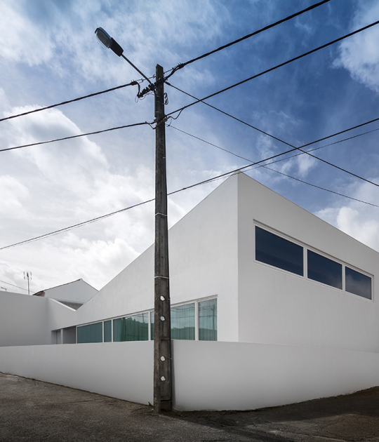 Vista en esquina. Casa Pó por Ricardo Silva Carvalho Arquitectos. Fotografía © FG+SG