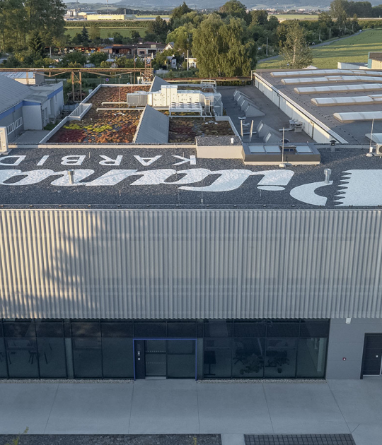 Edificio de manufacturación y administración de Pilana Karbid por Ellement architects. Fotografía por BoysPlayNice
