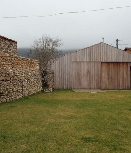 Transformation of an old tooTransformación de antiguo almacén de aperos en vivienda rural por MAAV. Fotografía por Guillermo Avanzini Alcibarl warehouse into a rural house by MAAV. Photograph by Guillermo Avanzini Alcibar 