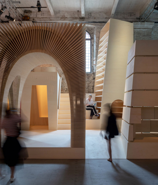 'ReCasting' de Alison Brooks Architects en la Bienal Architettura di Venezia 2018. Fotografía por Luke Hayes
