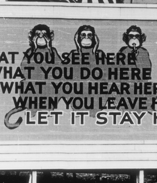 Billboard en Oak Ridge, 1943. Señales como ésta, les recordaron a los participantes del Proyecto Manhattan que mantengan su trabajo confidencial. Cortesía del U.S. Department of Energy and the Oak Ridge Public Library