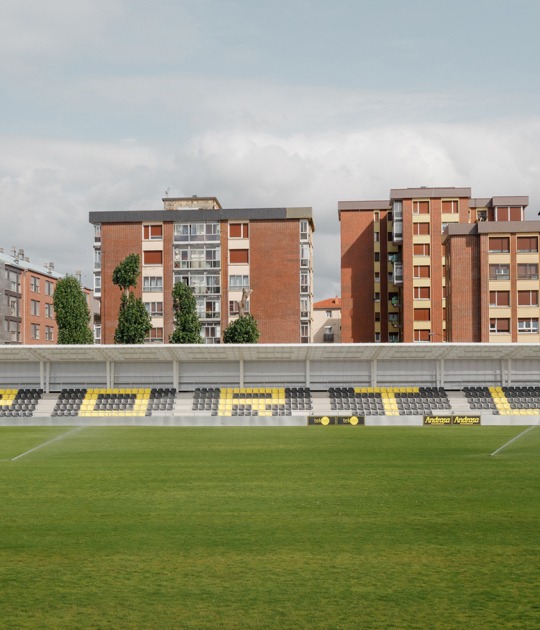 Graderío en el campo de fútbol de La Florida de Portugalete por TAPER. Fotografía por Aitor Estévez