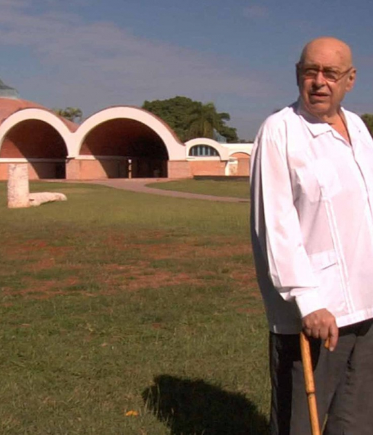 Ricardo Porro, en 2007 en La Habana, en la Escuela de Artes Plásticas, que diseñó en 1961. Imagen © "Unfinished Spaces", de Alysa Nahmias y Benjamin Murray