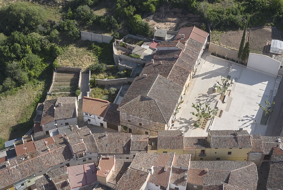 New square by Sebastián Arquitectos. Photograph by Iñaki Bergera