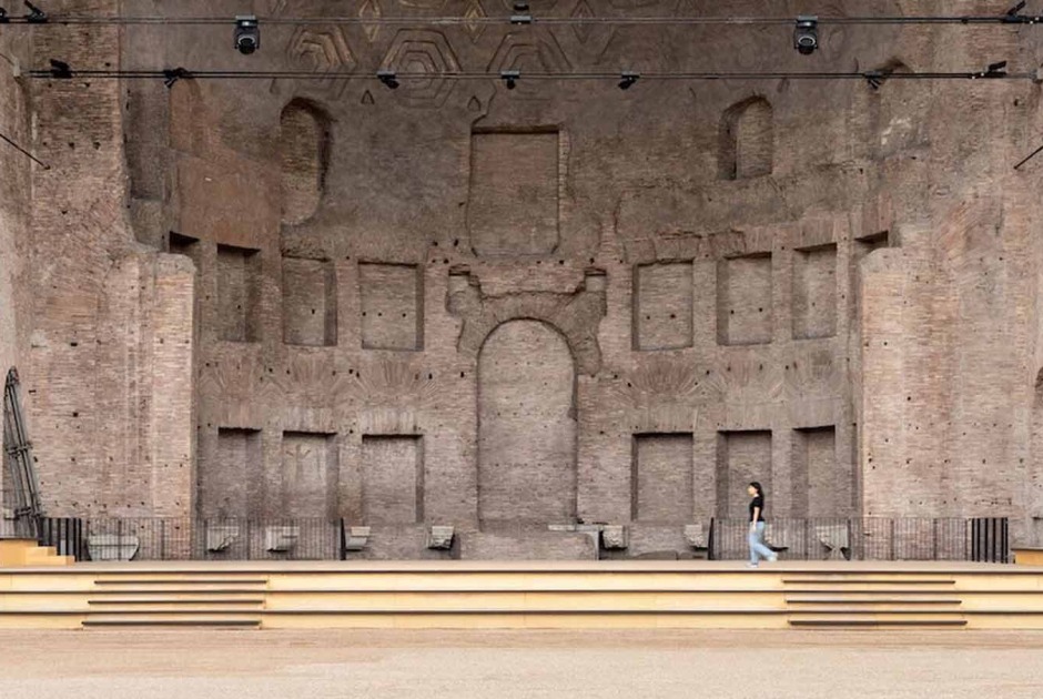 New stage and new exhibition pathway of the Basilica of Maxentius by Alvisi Kirimoto + Partners. Photograph by Giuseppe Miotto / Marco Cappelletti Studio
