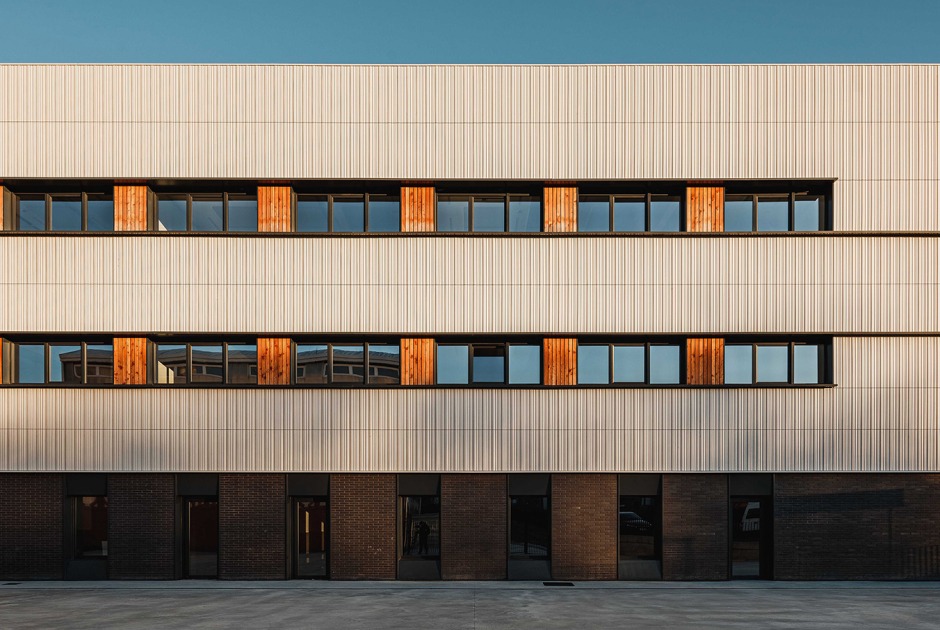 Ampliación y reforma del Instituto Muskiz por BAT Arquitectura. Fotografía por Aitor Estevez