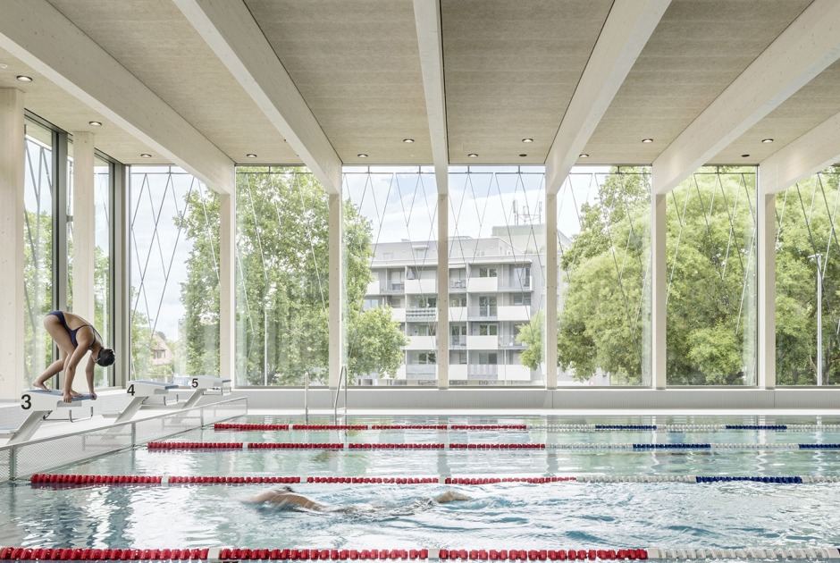 Piscina pública Großfeldsiedlung por Illiz Architektur. Fotografía por Hertha Hurnaus