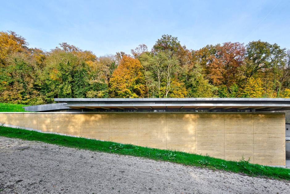 Sala multiusos en Châteaufort por Berellini Architecte. Fotografía por Michel Denance