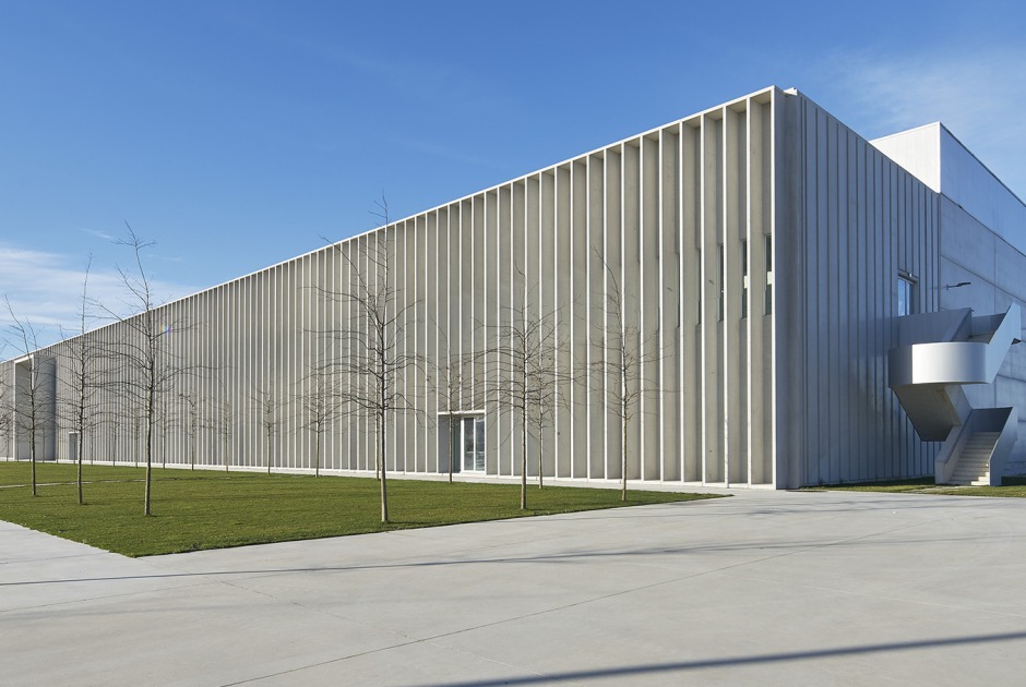 Packaging office building of the new Estrella Galicia brewery. Photograph by Alfonso Quiroga