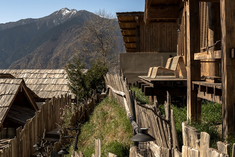 Hotel Songtsm Travel Jiuzhai por Thinking Design. Fotografía por You Pu