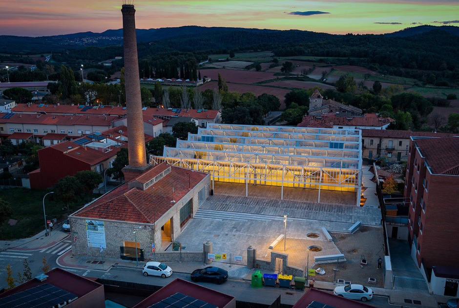 Multifunctional equipment for Can Comadran by Mestres Wåge Arquitectes. Photograph by José Hevia.