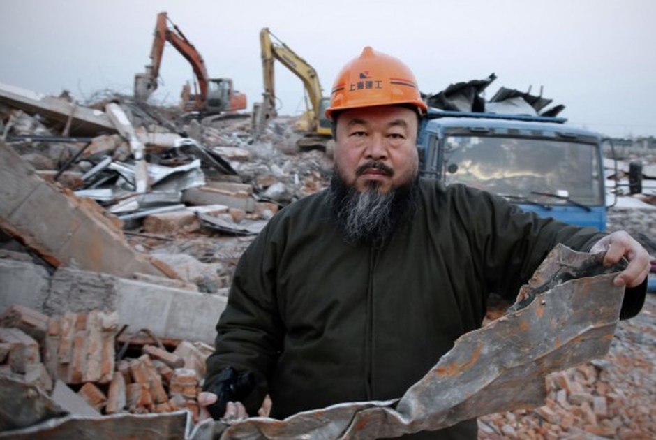 Ai Weiwei delante de su estudio derribado en Shanghai el martes. Arte y política mezclado y aderezados con funcionarios. Fotografía AFP Ai Weiwei delante de su estudio derribado en Shanghai el martes. Arte y política mezclado y aderezados con funcionarios. Fotografía AFP