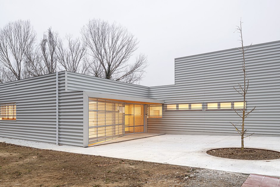 Centro de Atención Primaria de Riells i Viabrea por Comas-Pont arquitectes. Fotografía por Adrià GoulaRiells i Viabrea healthcare center by Comas-Pont arquitectes. Photograph by Adrià Goula Centro de Atención Primaria de Riells i Viabrea por Comas-Pont arquitectes. Fotografía por Adrià Goulaarquitectes. Photograph by Adrià Goula