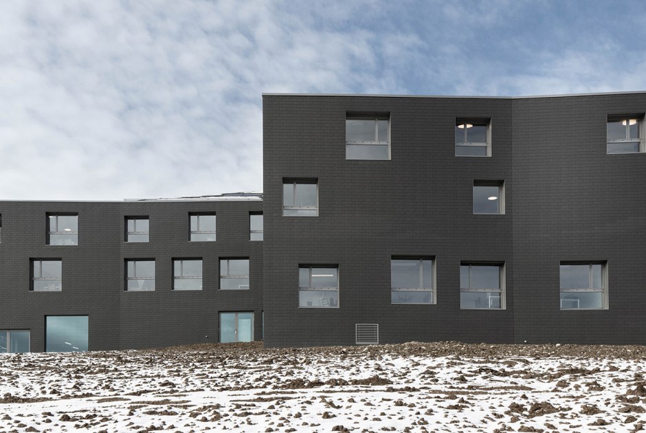 Estructura de alojamiento, centro de atención y salud por FWG Architecture. Fotografía por Thomas Jantscher y Delphine Burtin Accommodation structure, care and health center by FWG Architecture. Photograph by Thomas Jantscher and Delphine Burtin