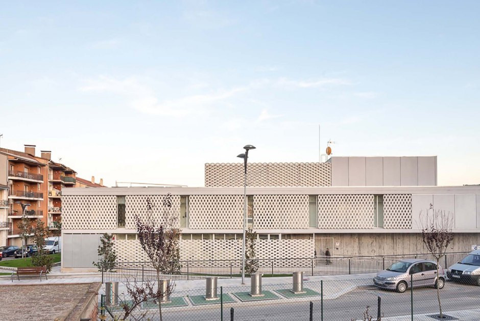 Centro de asistencia primaria por Gustau Gili Galfetti (GGG). Fotografía © Filippo Poli Centro de asistencia primaria por Gustau Gili Galfetti (GGG). Fotografía © Filippo Poli