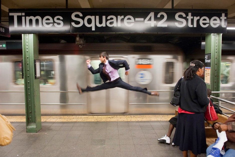 El bailarín Jeffrey Smith, # 2 Train, fotografiado como parte del proyecto "Dancers Among Us" de Jordan Matter en la ciudad de Nueva York El bailarín Jeffrey Smith, # 2 Train, fotografiado como parte del proyecto "Dancers Among Us" de Jordan Matter en la ciudad de Nueva York