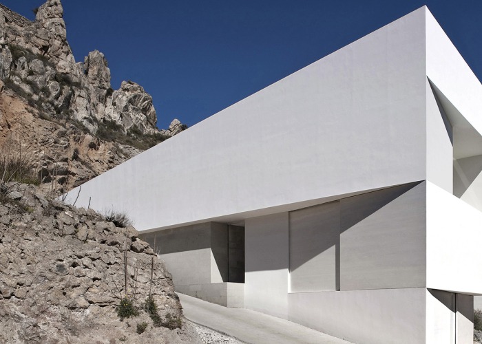 Casa en la ladera de un castillo por Fran Silvestre Arquitectos. Fotografía por Fernando Alda