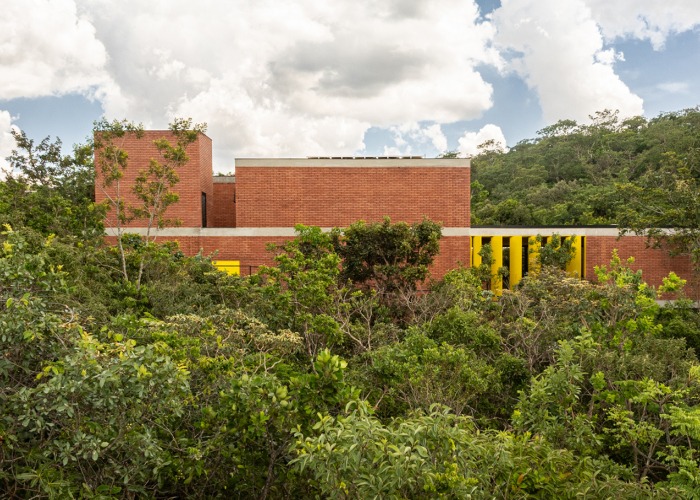 Casa de los 7 árboles por Hersen Mendes Arquitetura. Fotografía por Joana França