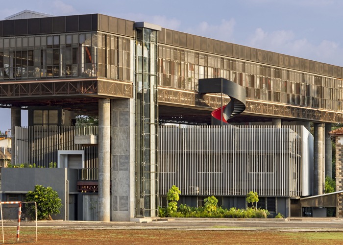 «Hoverspace» Ampliación de la sede central de la Sociedad KLE por Thirdspace. Fotografía por Andre J Fanthome