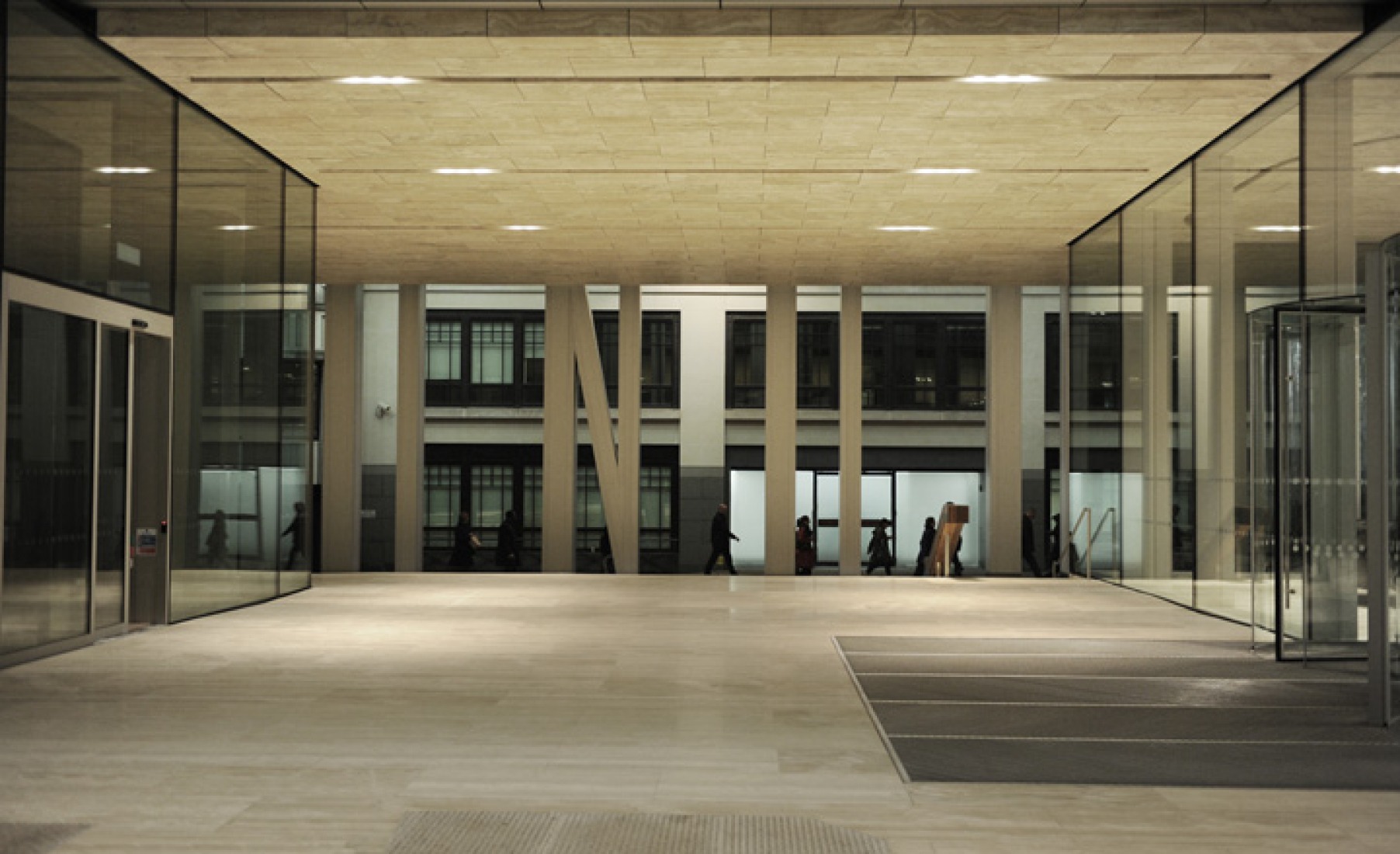 Rothschild Bank HQ. Vista nocturna desde el patio hacia el atrio de acceso. Imagen corte de vídeo.