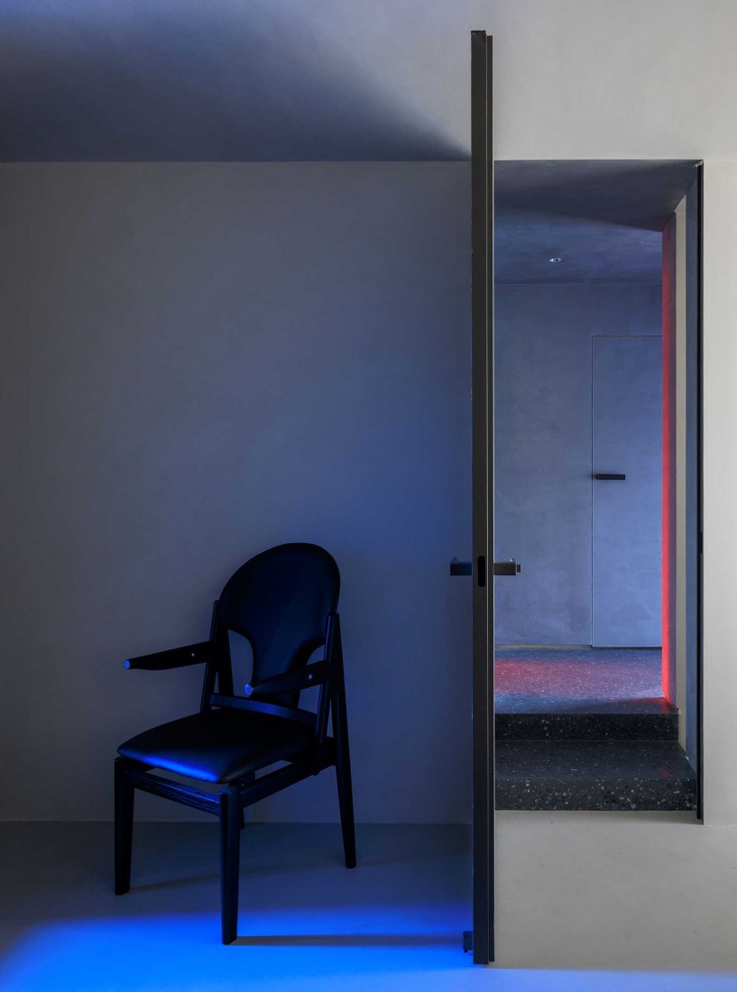 Two steps and the silver corridor. Wuto-space by Wutopia Lab. Photograph by LIU Guowei.