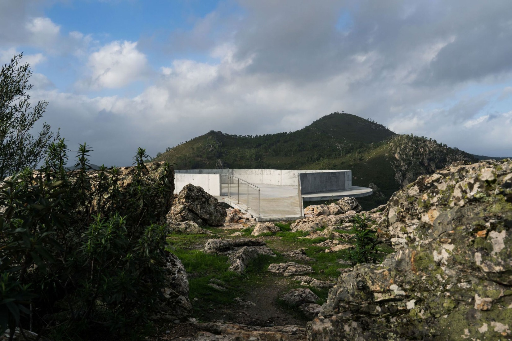 Renovation of the Zebro Viewpoint by Álvaro Siza Vieira. Photograph by Daniel Sousa.