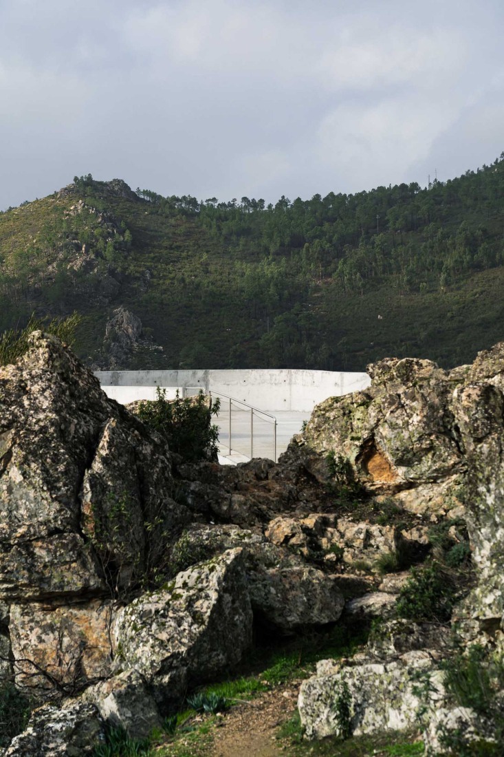 Renovation of the Zebro Viewpoint by Álvaro Siza Vieira. Photograph by Daniel Sousa.