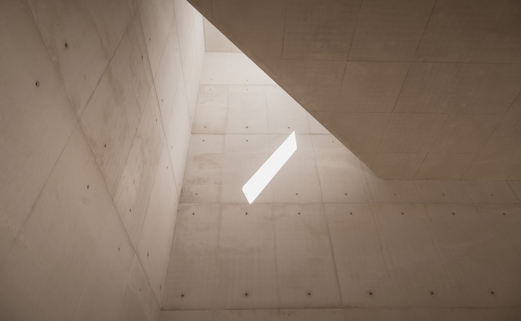 Monastery of Leça do Balio extension by Álvaro Siza. Photograph by Augusto Custodio.